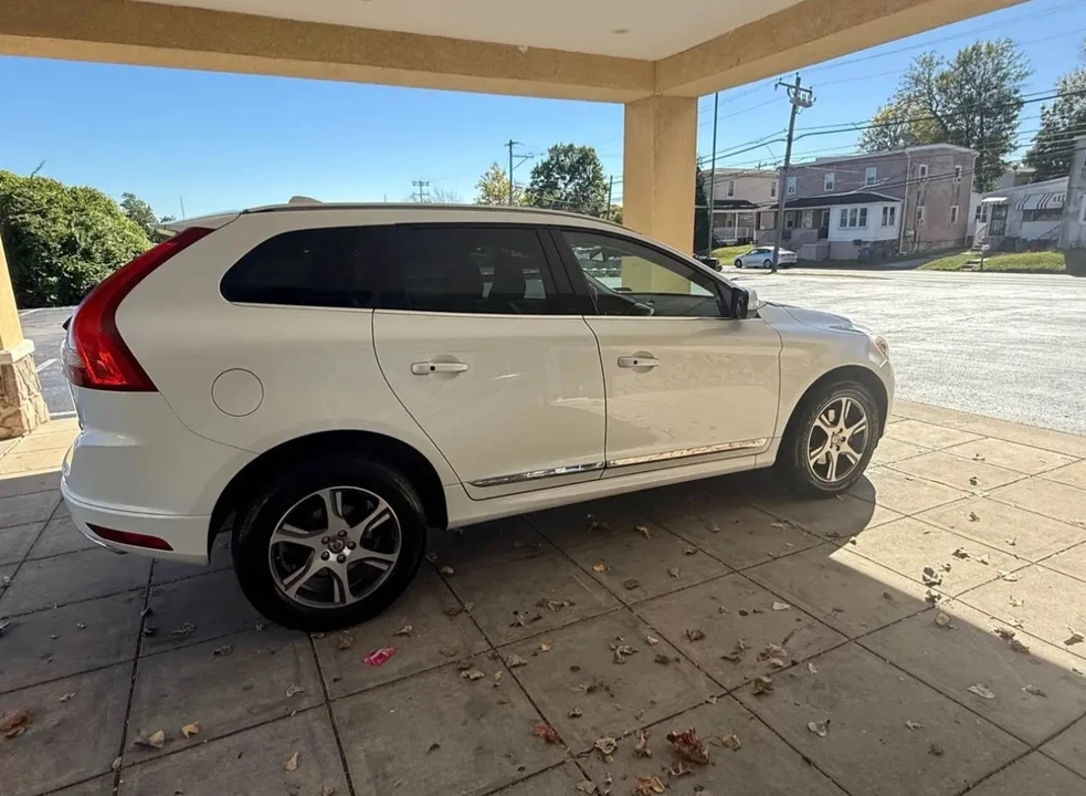 2015 Volvo XC60 1st Gen - Image 7 of 17