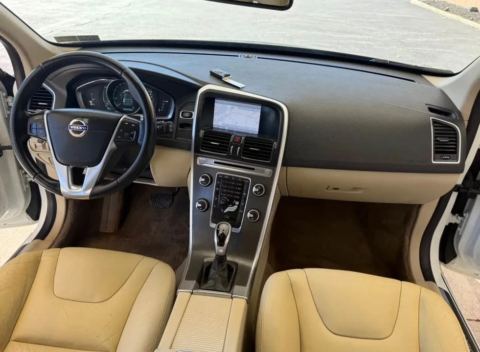 2015 Volvo XC60 1st Gen - Image 11 of 17