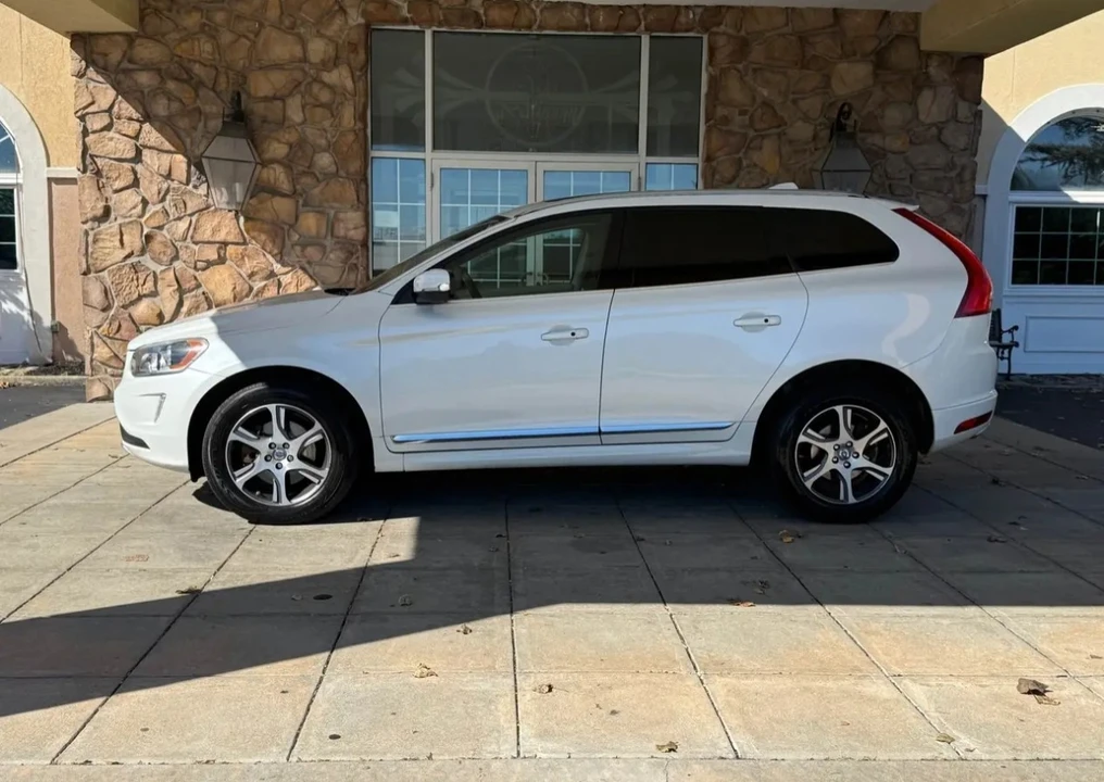 2015 Volvo XC60 1st Gen - Image 3 of 17