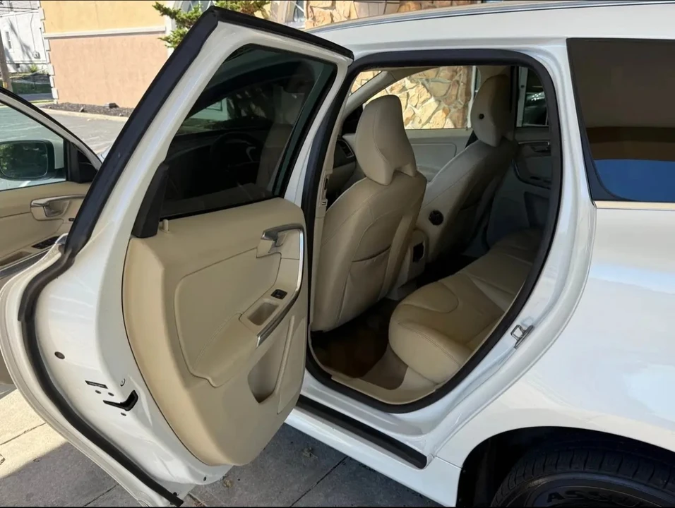 2015 Volvo XC60 1st Gen - Image 10 of 17