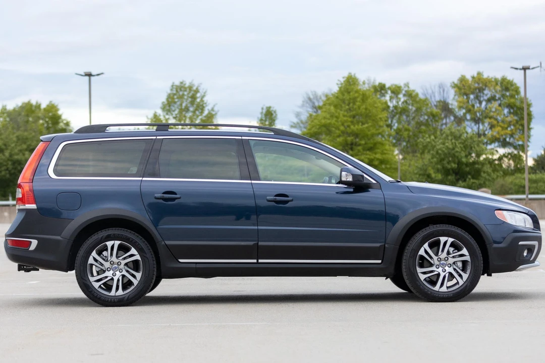 2015 Volvo XC70 3rd Gen - Image 3 of 31