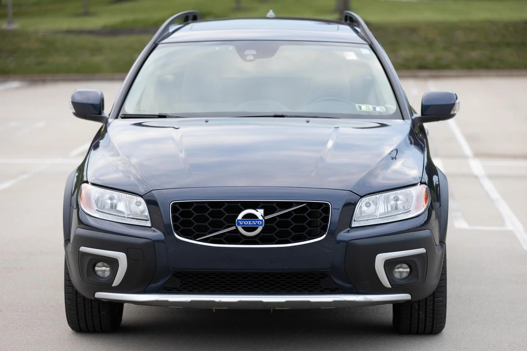 2015 Volvo XC70 3rd Gen - Image 2 of 31