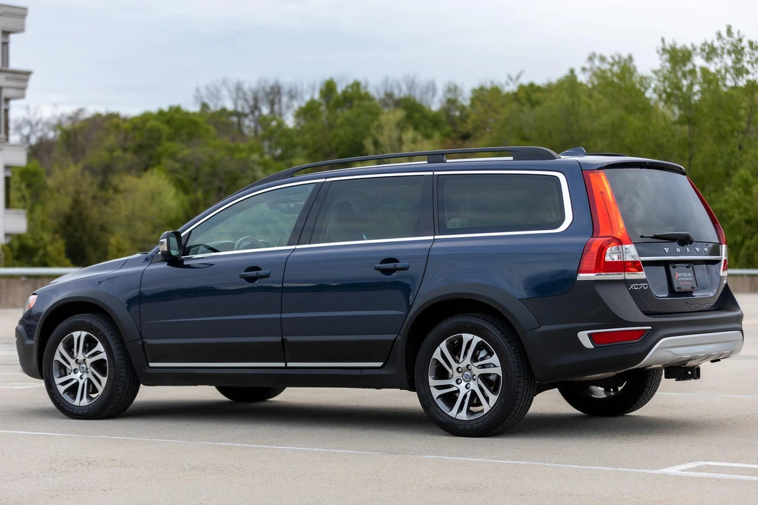 2015 Volvo XC70 3rd Gen - Image 11 of 31