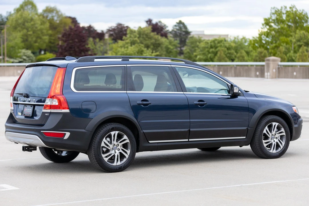 2015 Volvo XC70 3rd Gen - Image 15 of 31