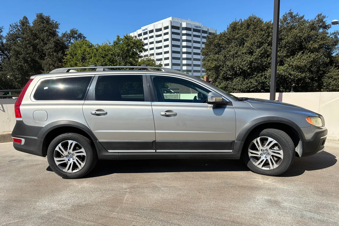 2015 Volvo XC70 3rd Gen - Image 3 of 31