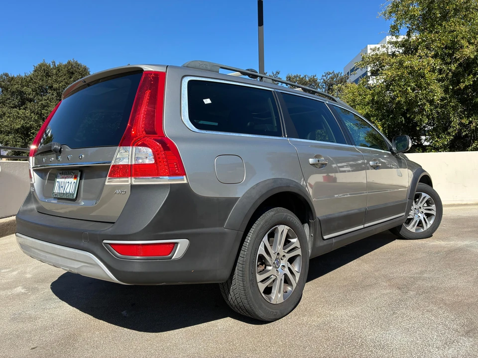 2015 Volvo XC70 3rd Gen - Image 12 of 31