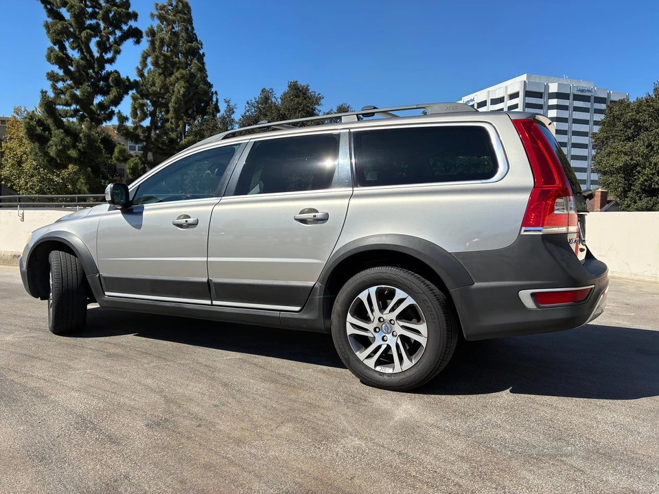 2015 Volvo XC70 3rd Gen - Image 9 of 31