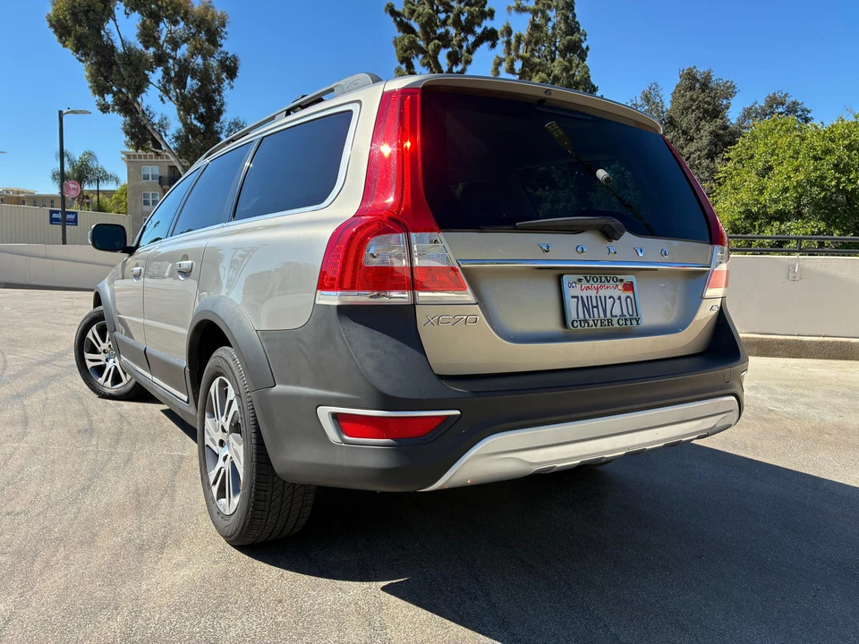 2015 Volvo XC70 3rd Gen - Image 10 of 31