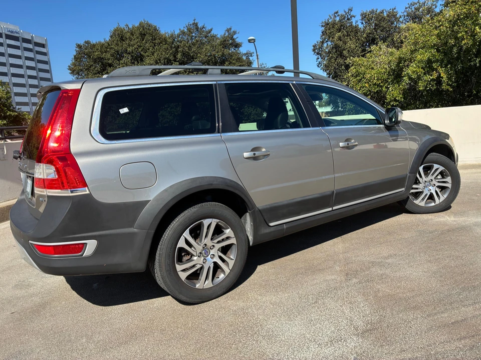 2015 Volvo XC70 3rd Gen - Image 13 of 31
