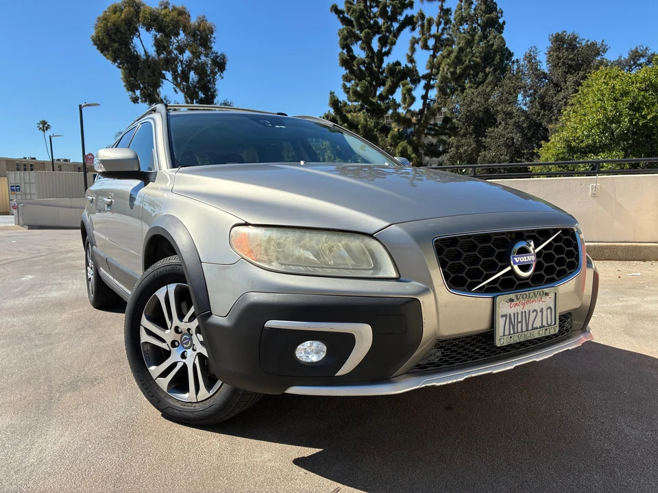 2015 Volvo XC70 3rd Gen - Image 16 of 31