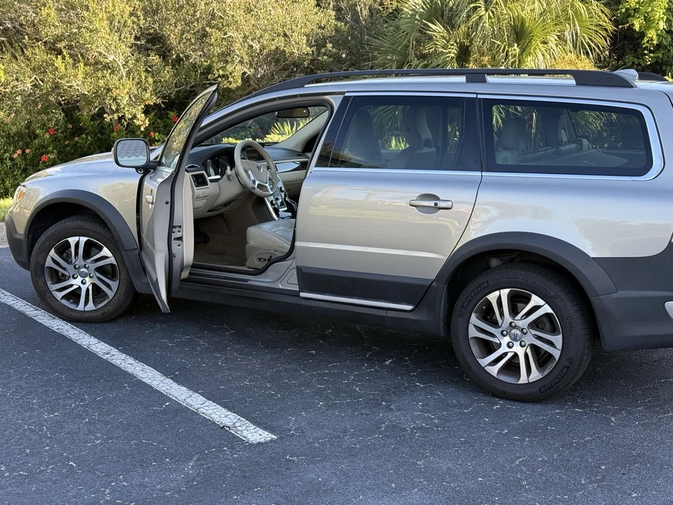 2015 Volvo XC70 3rd Gen - Image 3 of 7