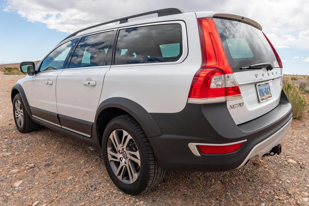 2015 Volvo XC70 3rd Gen - Image 5 of 12