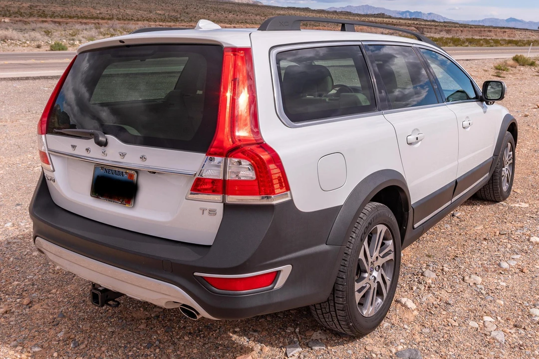 2015 Volvo XC70 3rd Gen - Image 4 of 12
