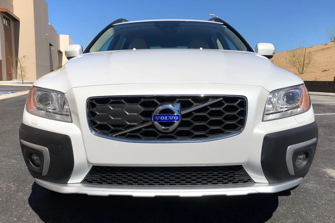 2015 Volvo XC70 3rd Gen - Image 2 of 12