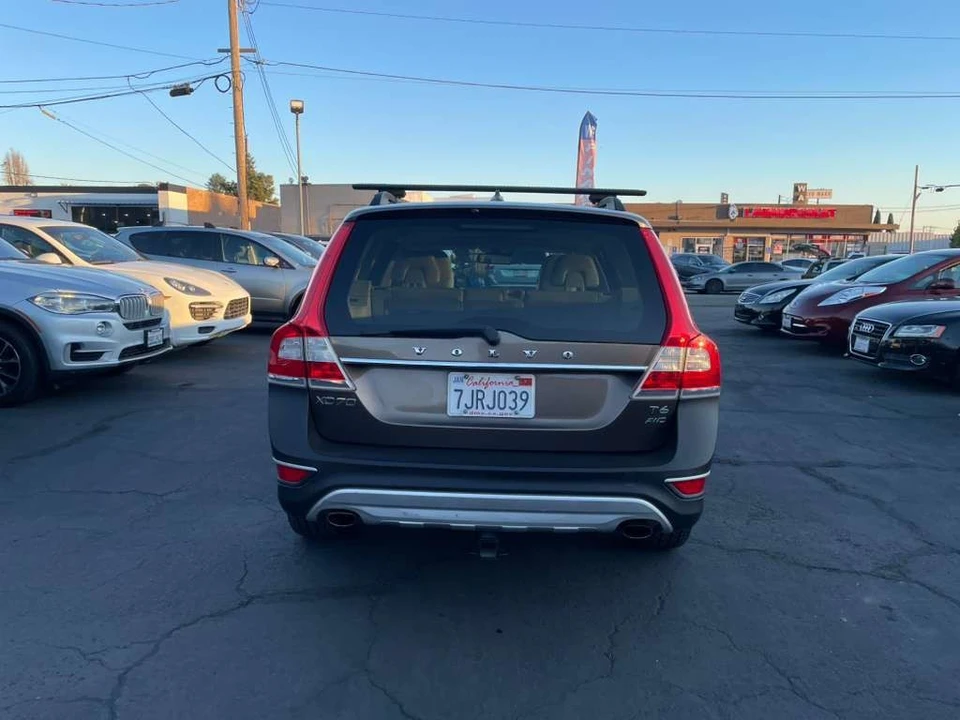 2015 Volvo XC70 3rd Gen - Image 5 of 17