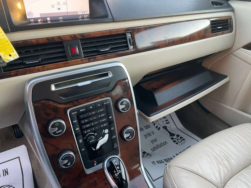 2015 Volvo XC70 3rd Gen - Image 13 of 17