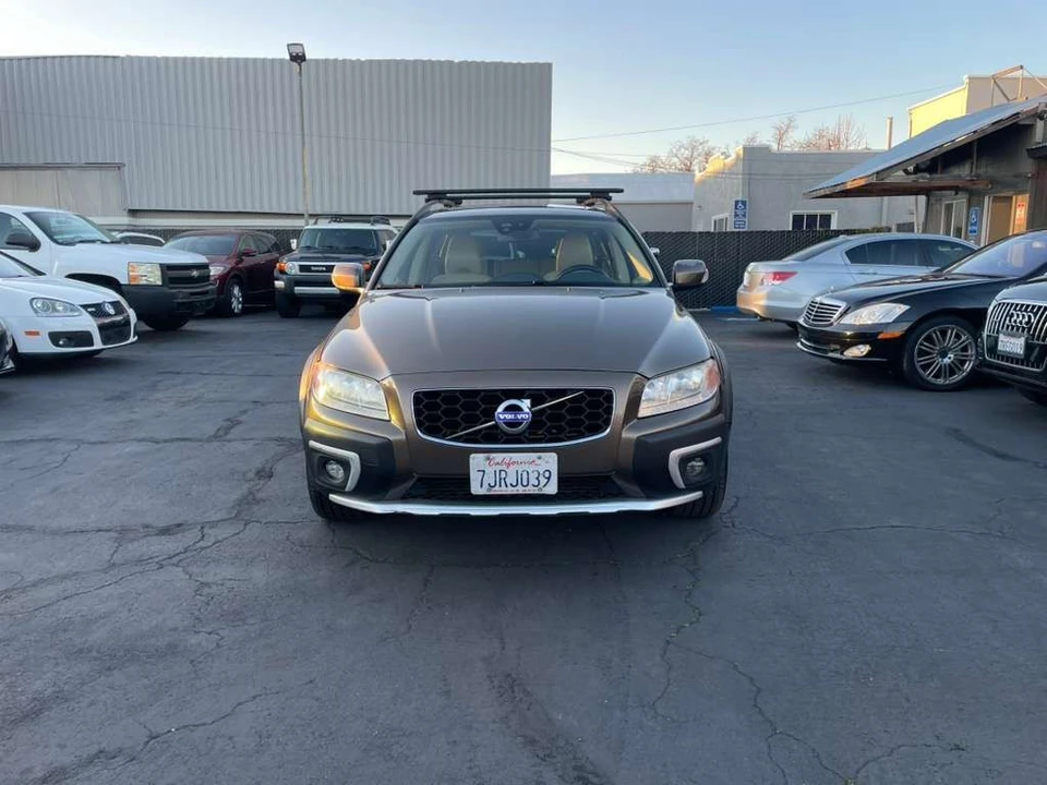 2015 Volvo XC70 3rd Gen - Image 2 of 17