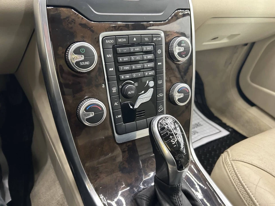 2015 Volvo XC70 3rd Gen - Image 20 of 21