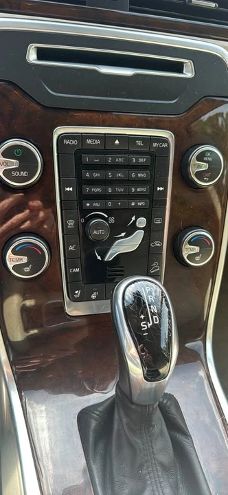 2015 Volvo XC70 3rd Gen - Image 10 of 15