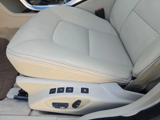 2015 Volvo XC70 3rd Gen - Image 14 of 31
