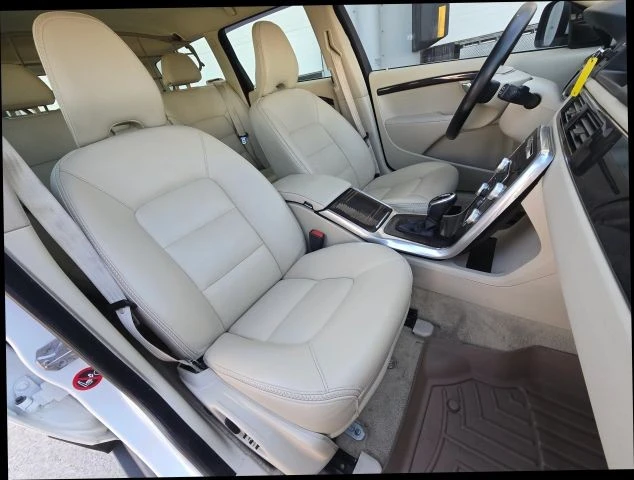 2015 Volvo XC70 3rd Gen - Image 21 of 31