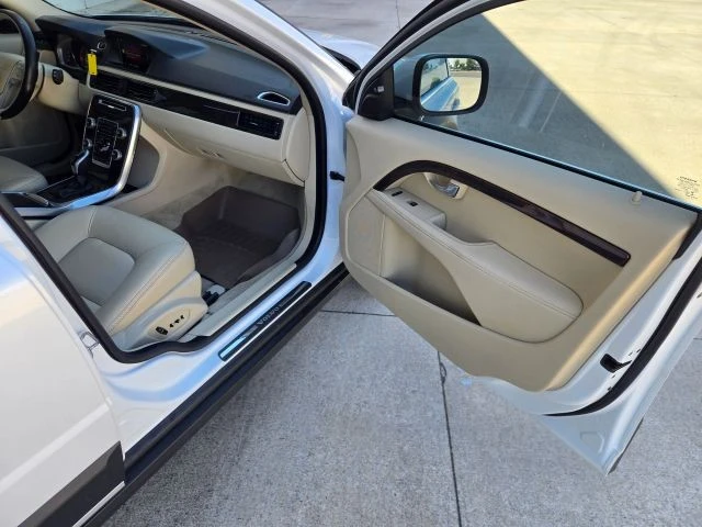 2015 Volvo XC70 3rd Gen - Image 19 of 31