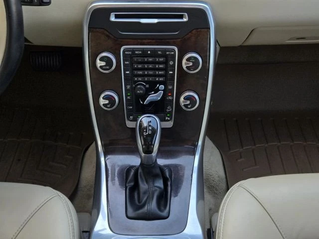 2015 Volvo XC70 3rd Gen - Image 28 of 31