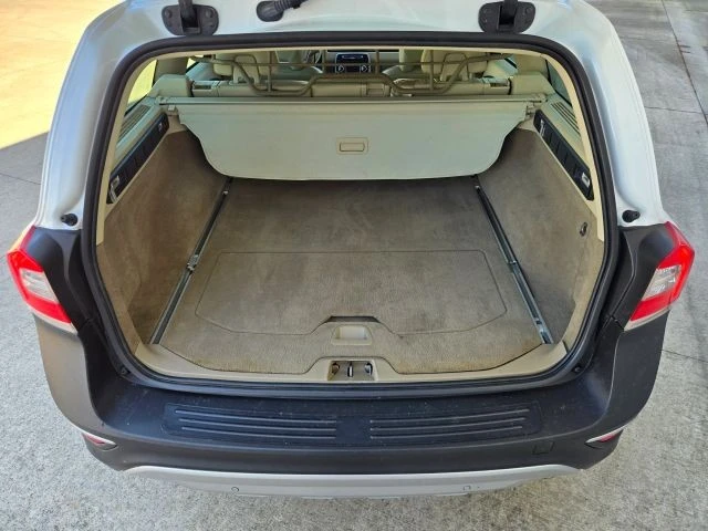 2015 Volvo XC70 3rd Gen - Image 16 of 31