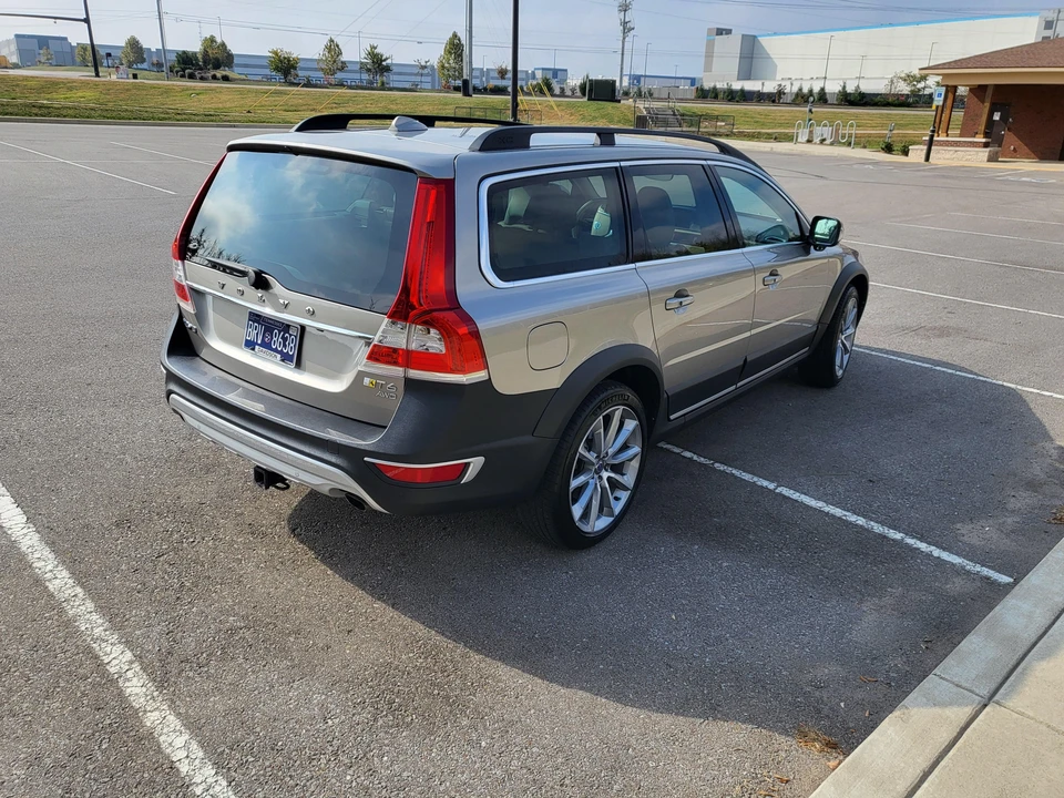 2015 Volvo XC70 3rd Gen - Image 17 of 31