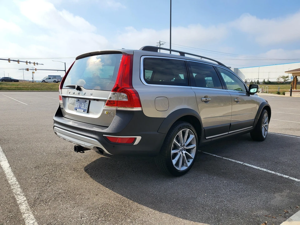 2015 Volvo XC70 3rd Gen - Image 16 of 31