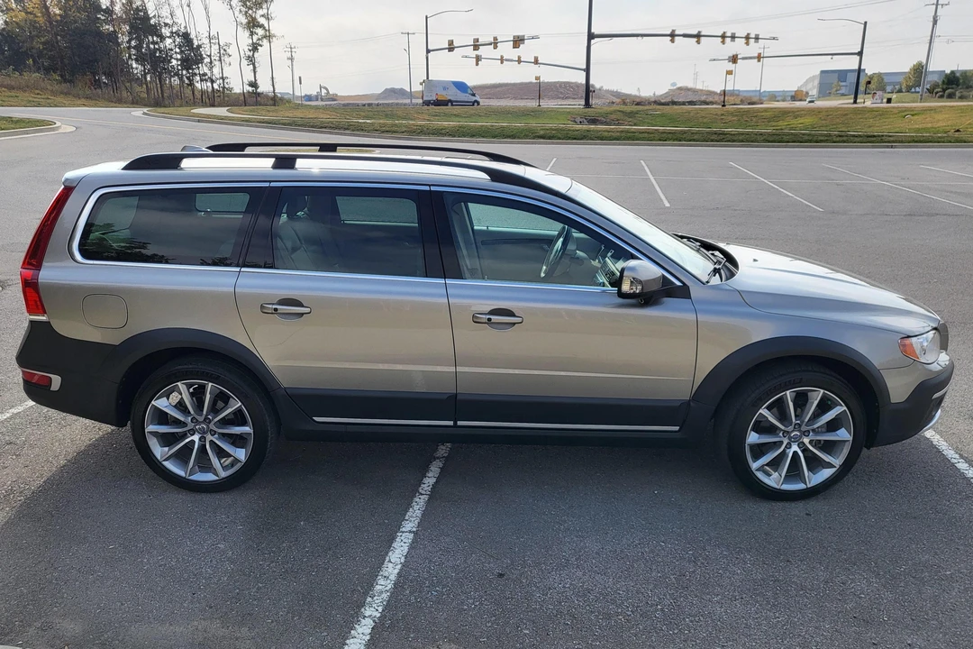 2015 Volvo XC70 3rd Gen - Image 3 of 31