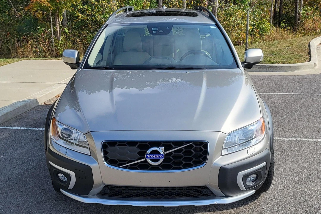 2015 Volvo XC70 3rd Gen - Image 2 of 31
