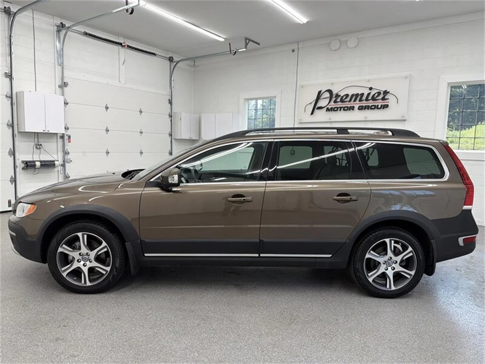 2015 Volvo XC70 3rd Gen - Image 8 of 16