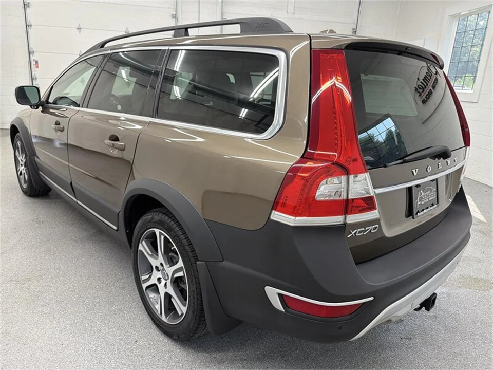 2015 Volvo XC70 3rd Gen - Image 7 of 16