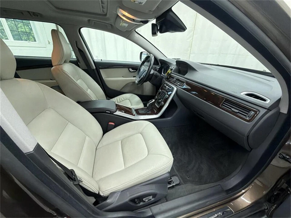 2015 Volvo XC70 3rd Gen - Image 13 of 16