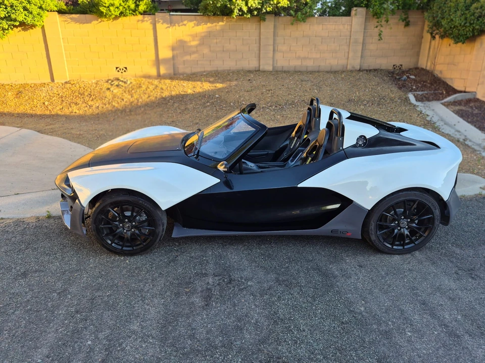 2015 Zenos - Image 2 of 31