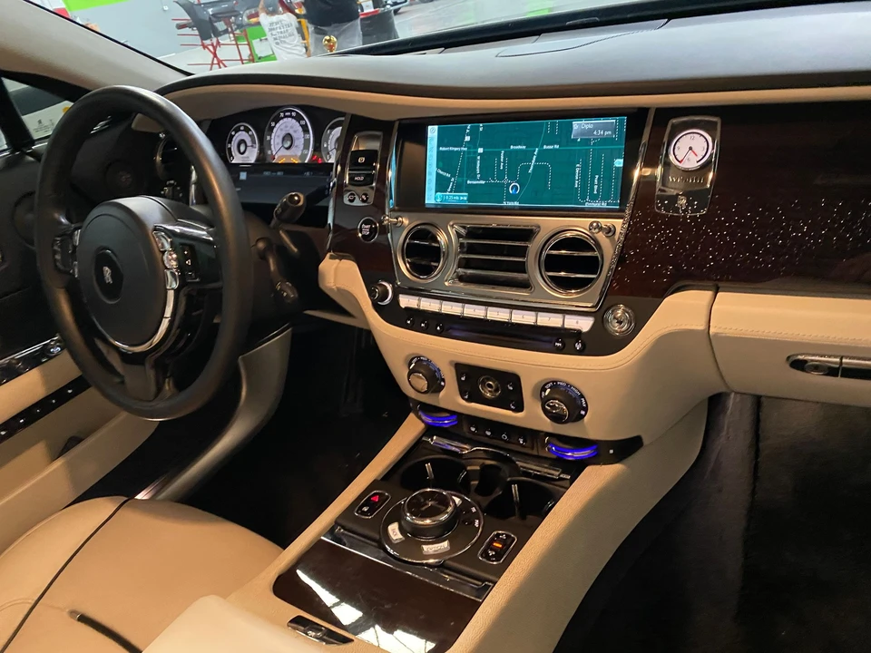 Rolls-Royce Wraith 2nd Gen - Image 11 of 17