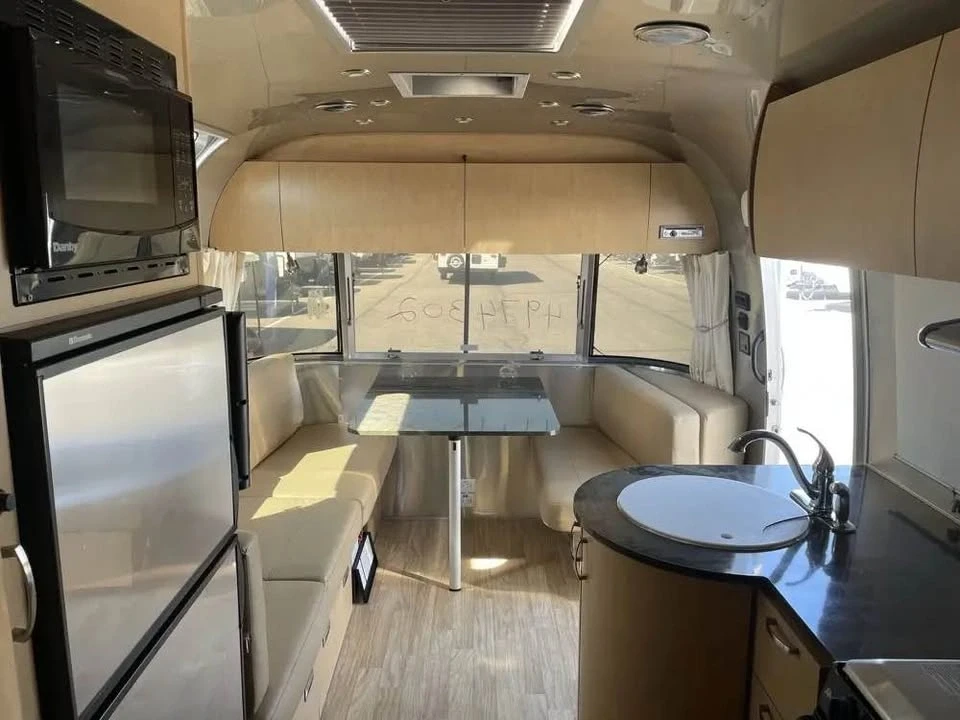 2016 Airstream - Image 4 of 19