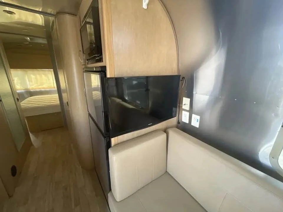 2016 Airstream - Image 8 of 19
