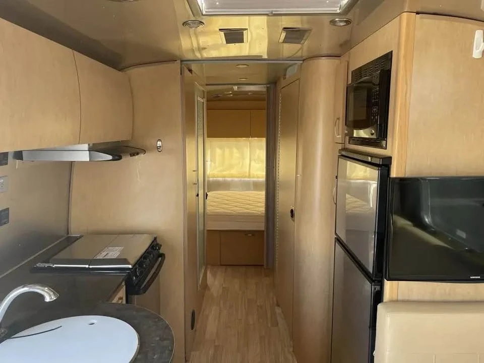 2016 Airstream - Image 9 of 19
