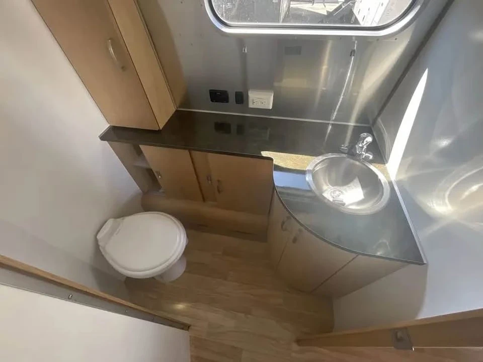 2016 Airstream - Image 16 of 19