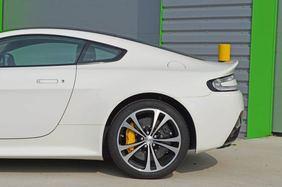 2016 Aston Martin V12 Vantage (2010-2018) - Image 7 of 31
