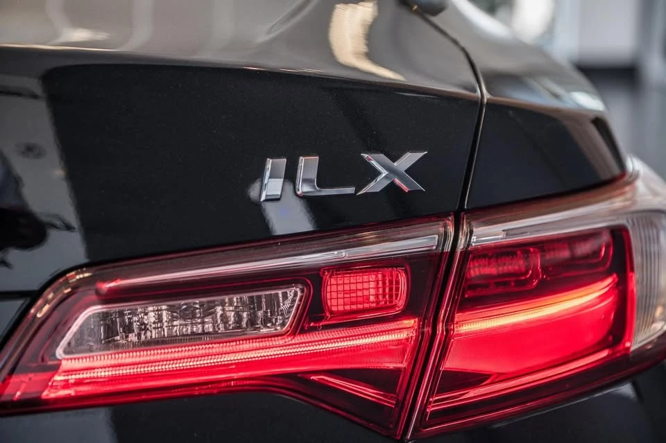 2016 Acura ILX - Image 8 of 20