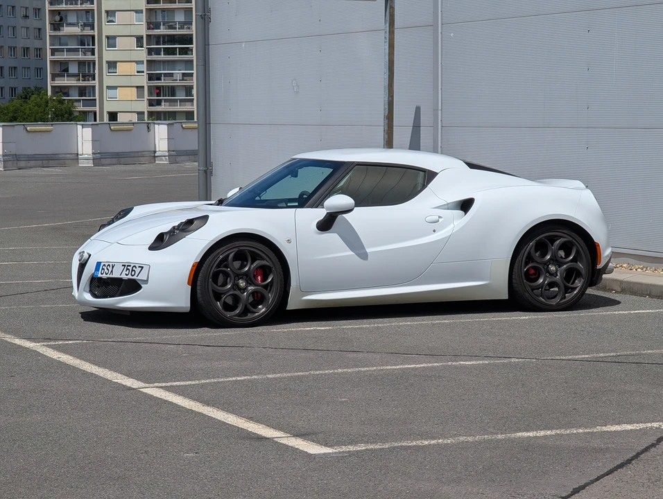 2016 Alfa Romeo 4C - Image 5 of 31