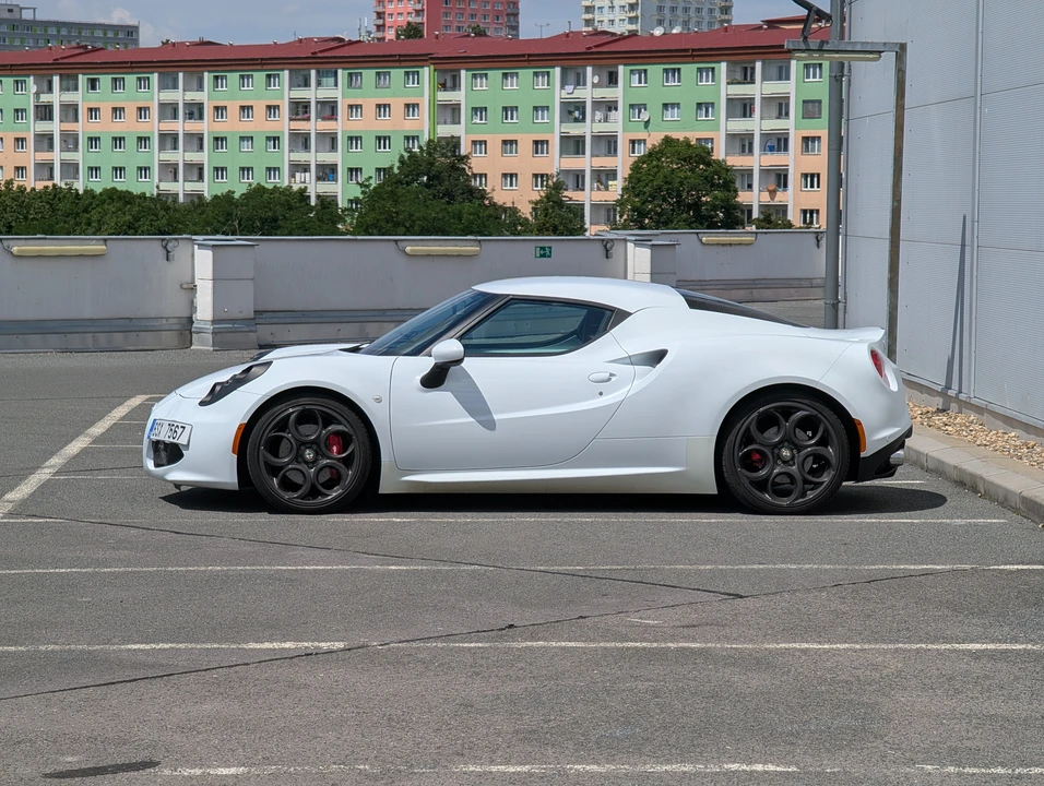 2016 Alfa Romeo 4C - Image 6 of 31