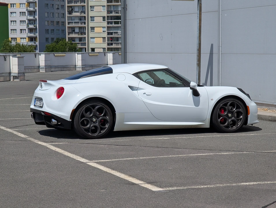 2016 Alfa Romeo 4C - Image 13 of 31