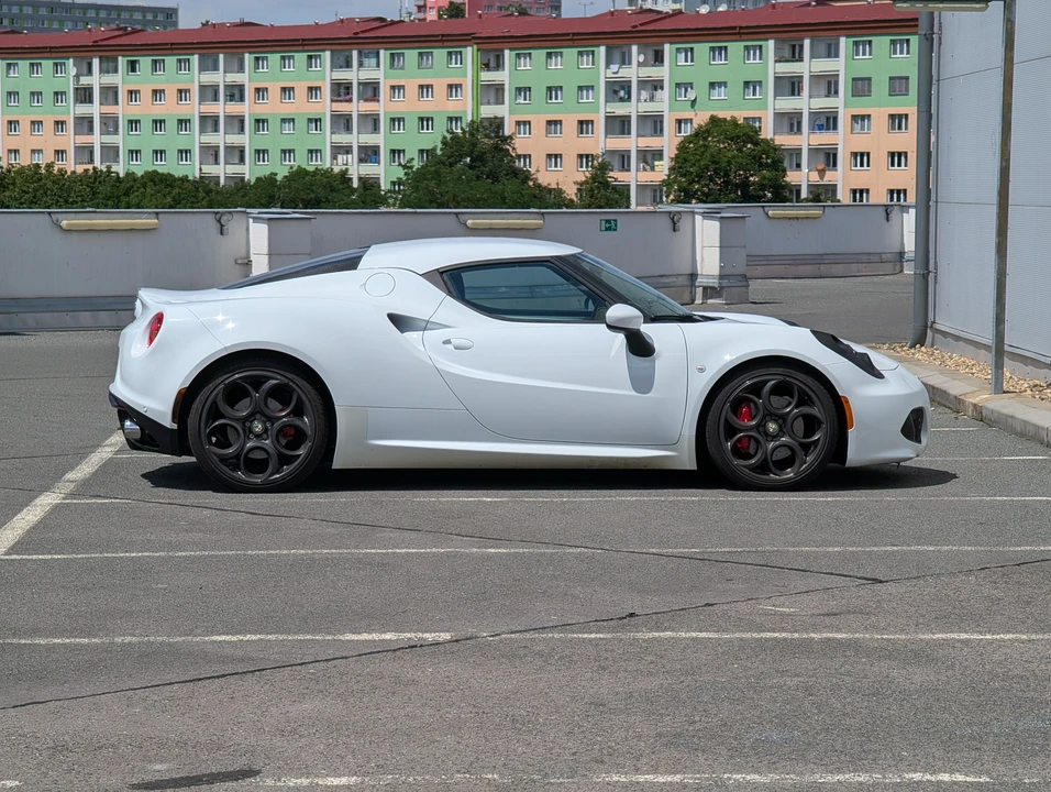 2016 Alfa Romeo 4C - Image 14 of 31