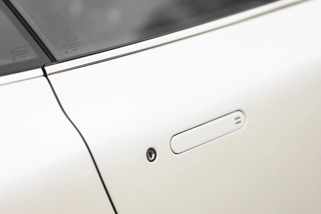 2016 Aston Martin DB9 - Image 14 of 31