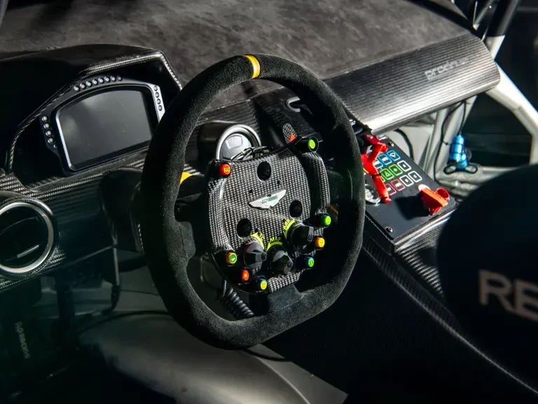 2016 Aston Martin Vantage - Image 23 of 31
