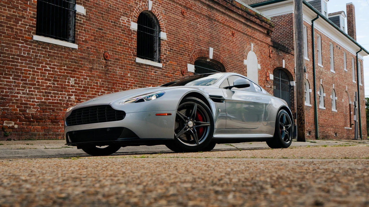 2016 Aston Martin V8 Vantage (2006-2017) - Image 10 of 31